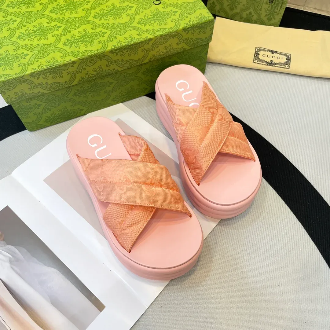 Fashionable and versatile thick soled slippers
