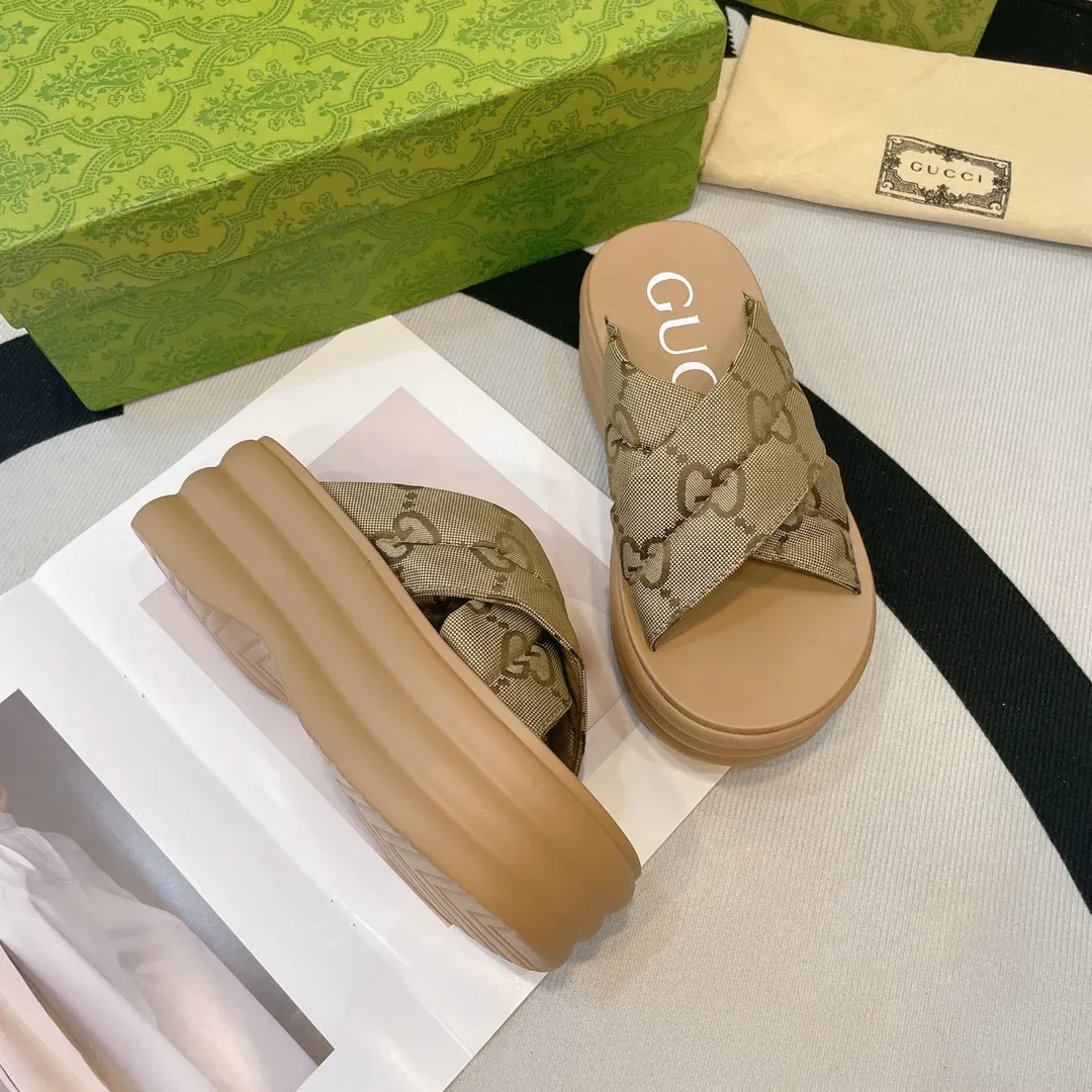 Fashionable and versatile thick soled slippers