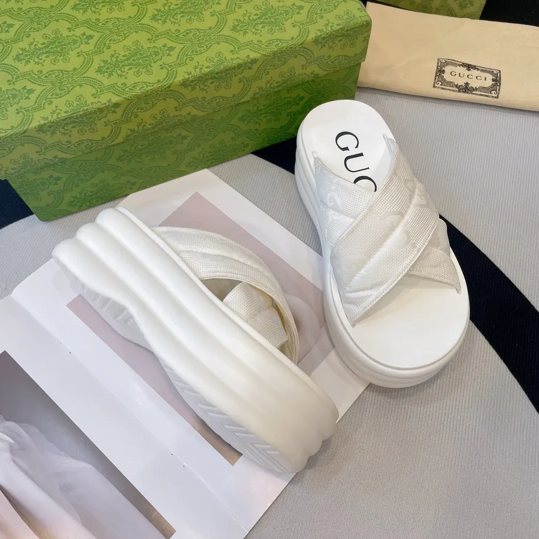 Fashionable and versatile thick soled slippers