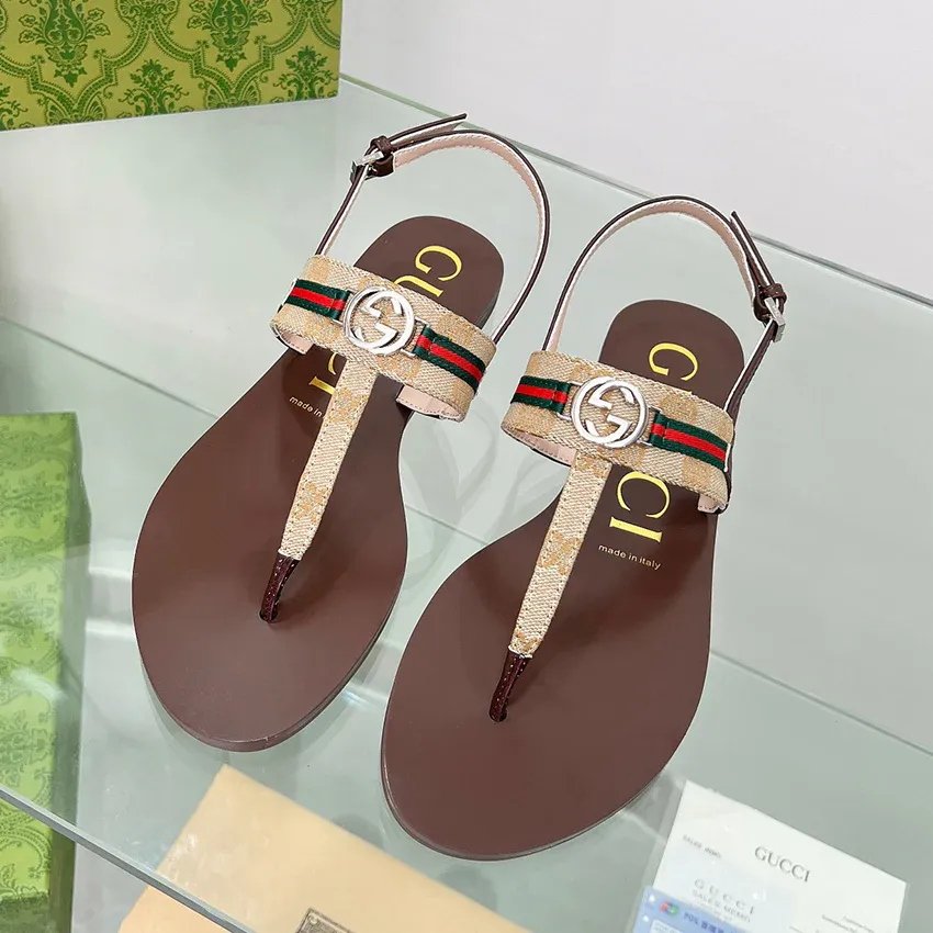 New fashion and versatile sandals