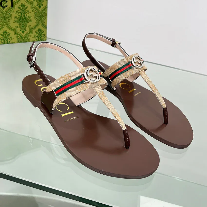 New fashion and versatile sandals