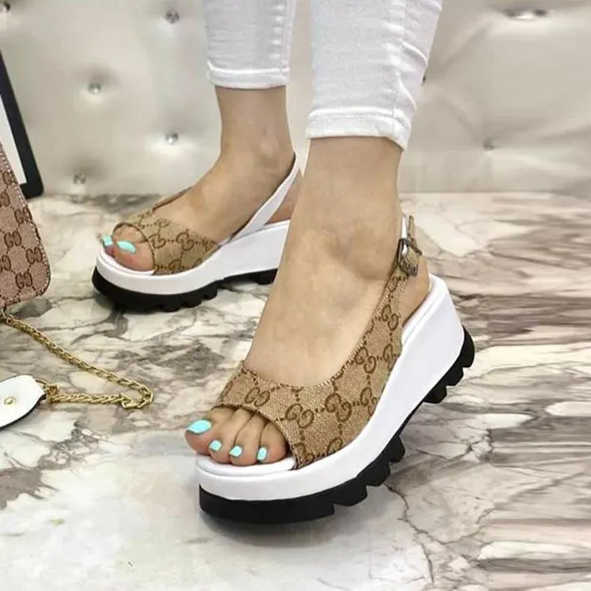 New fashion and versatile casual sandals