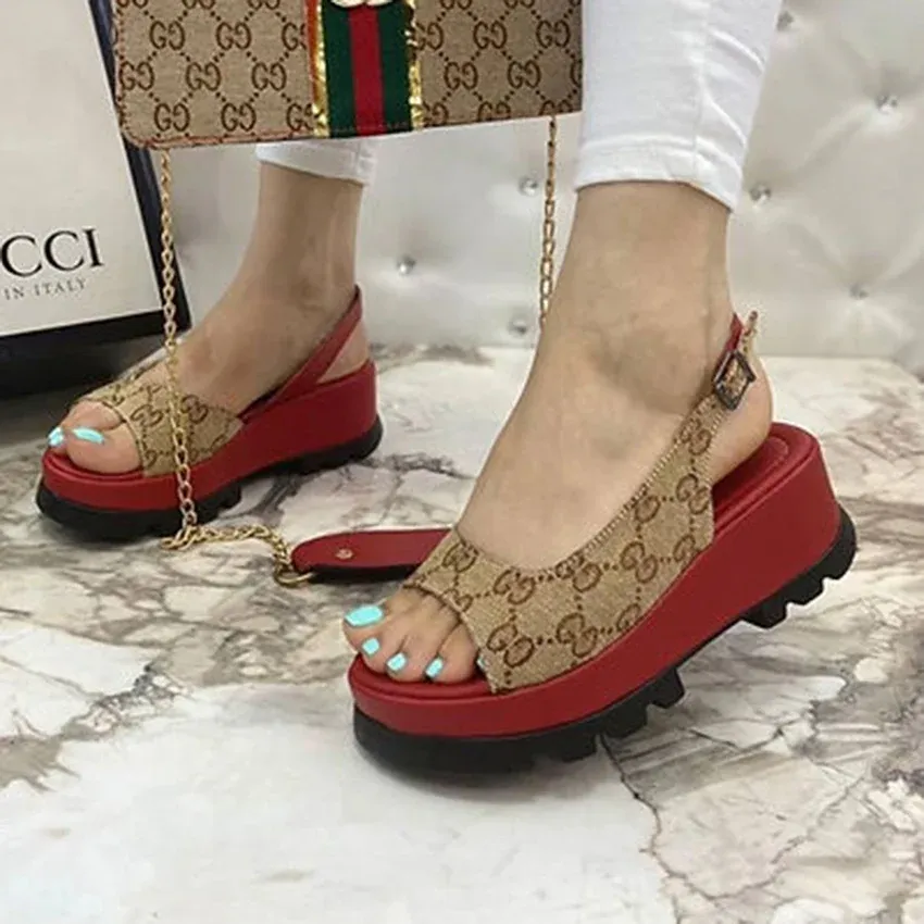 New fashion and versatile casual sandals