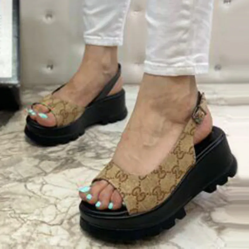 New fashion and versatile casual sandals