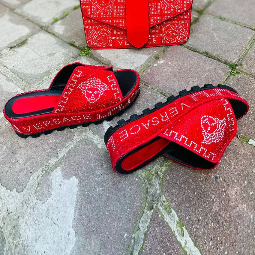 New fashionable and versatile casual slippers