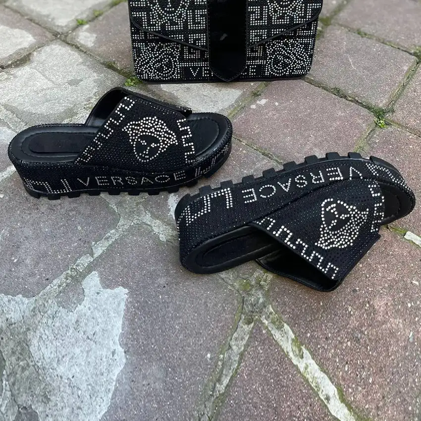 New fashionable and versatile casual slippers