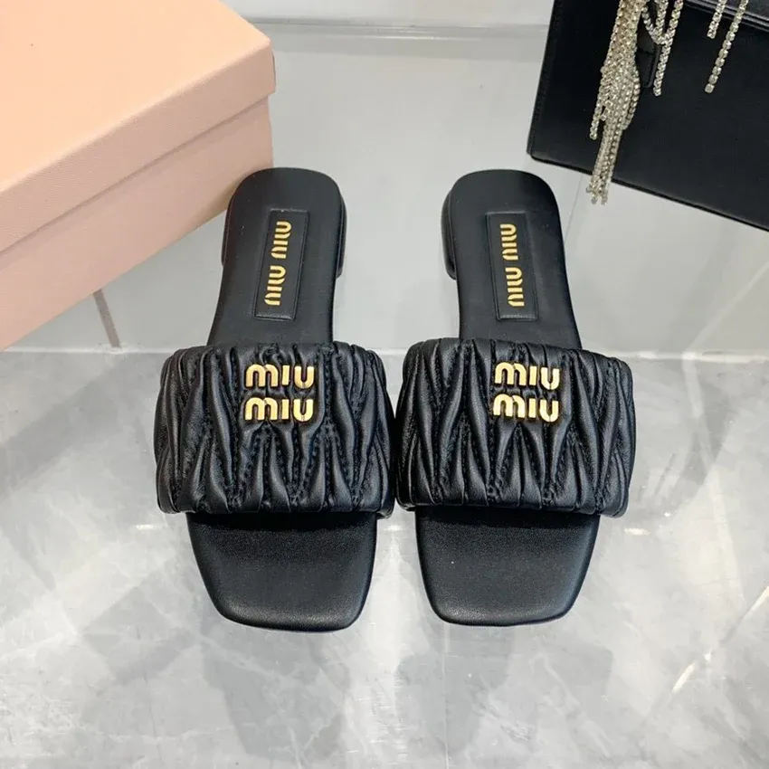 New flat bottom lambskin sandals and slippers