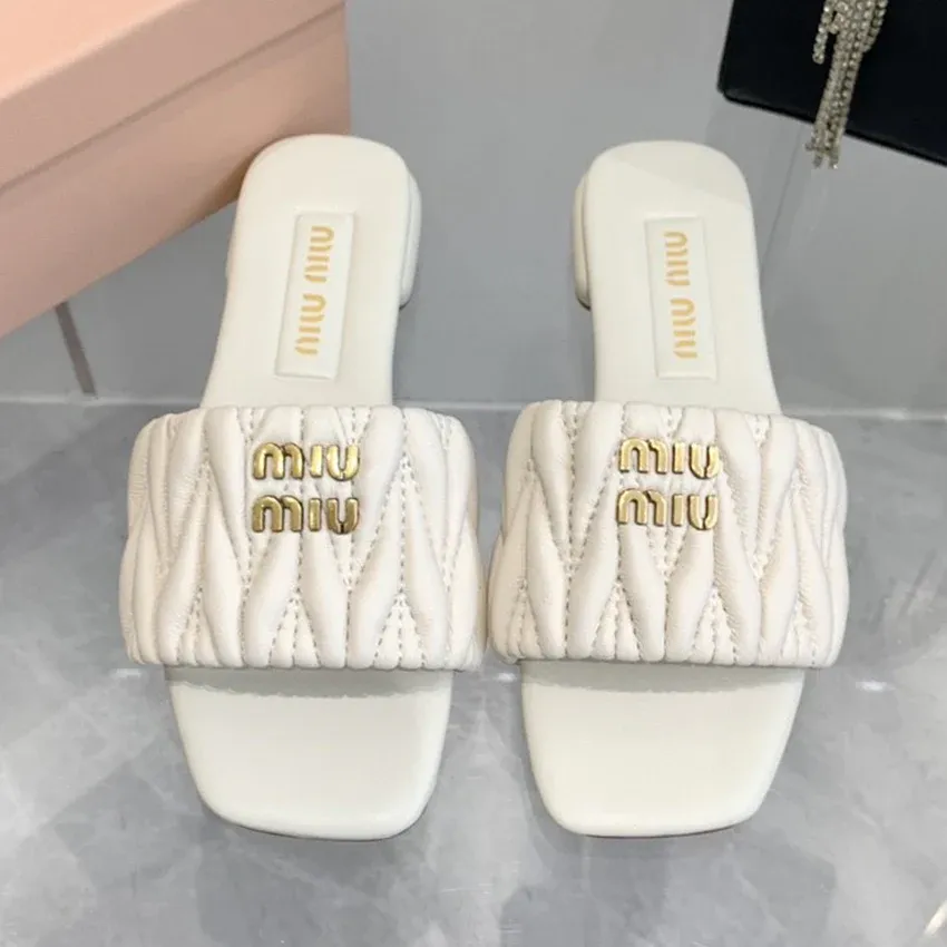 New flat bottom lambskin sandals and slippers