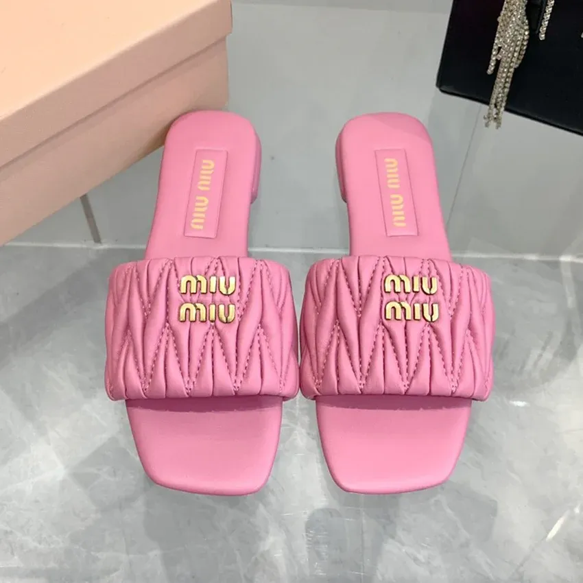 New flat bottom lambskin sandals and slippers