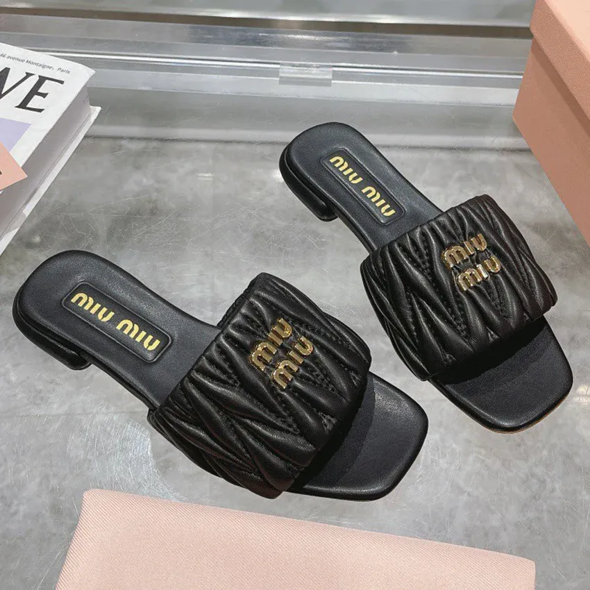 New flat bottom lambskin sandals and slippers