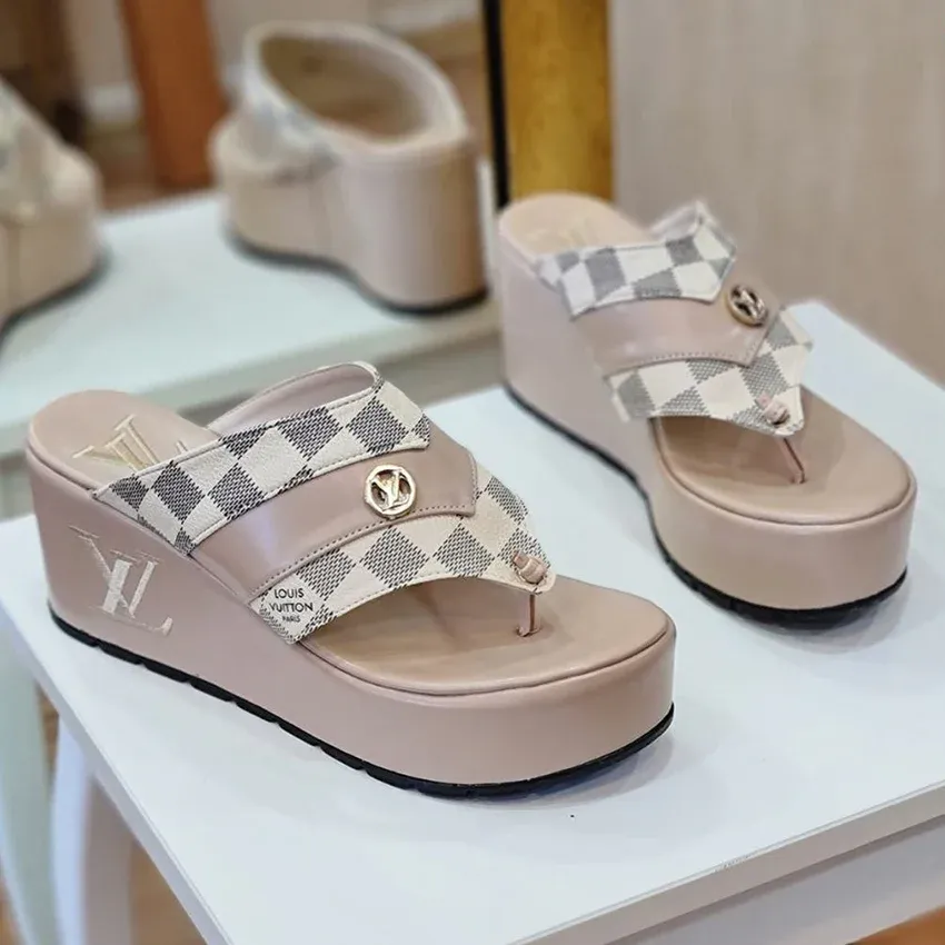 New fashionable and versatile casual slippers