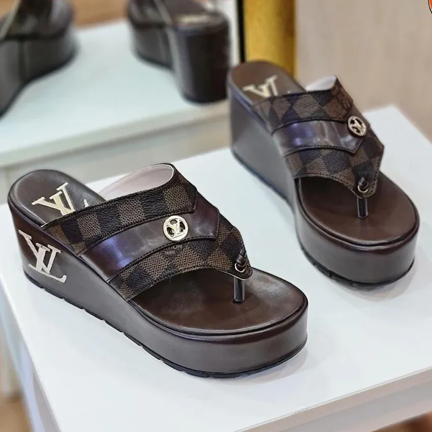 New fashionable and versatile casual slippers