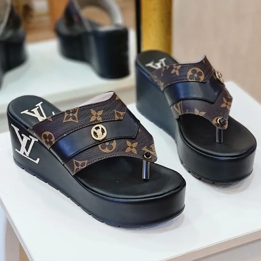 New fashionable and versatile casual slippers