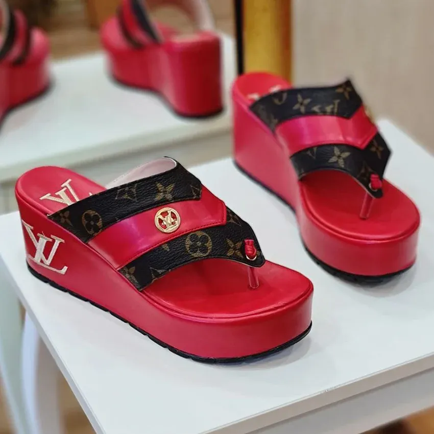 New fashionable and versatile casual slippers