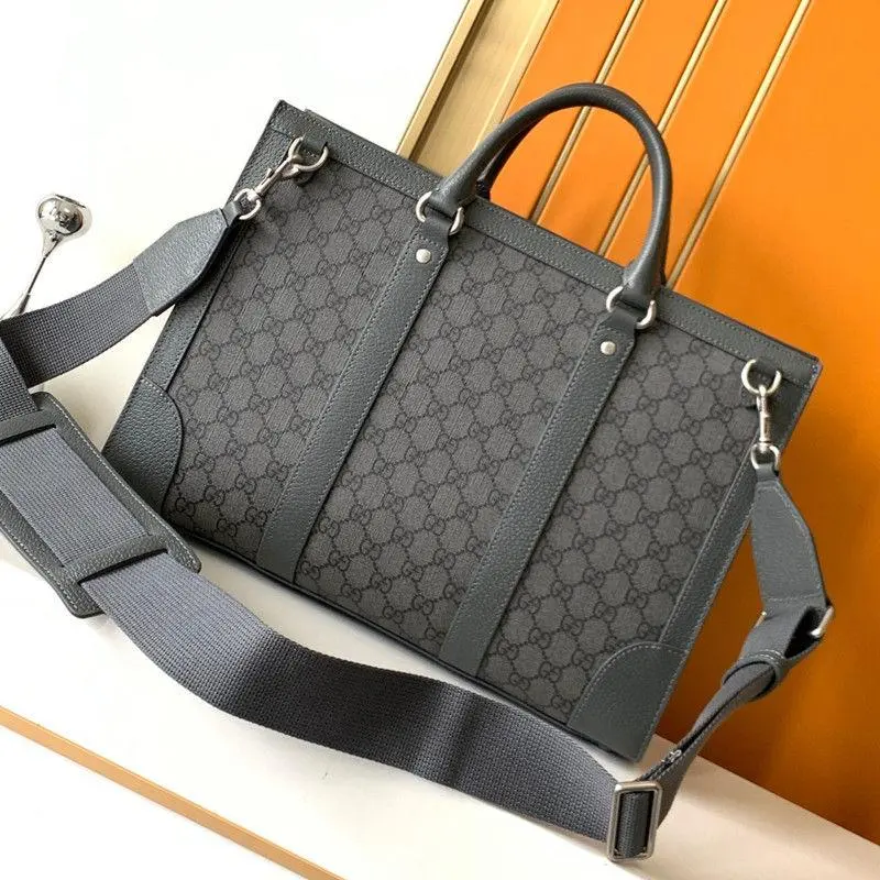 Fashion and versatile large capacity leisure bag