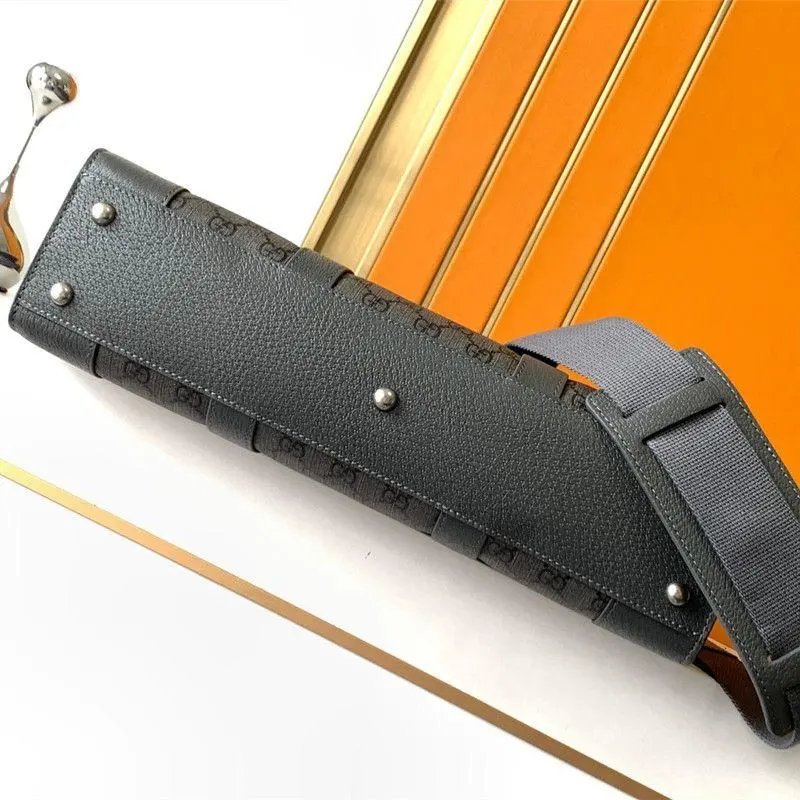 Fashion and versatile large capacity leisure bag