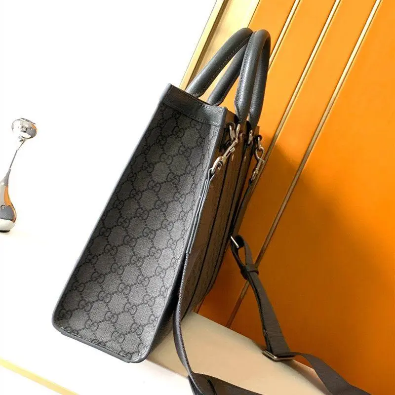 Fashion and versatile large capacity leisure bag