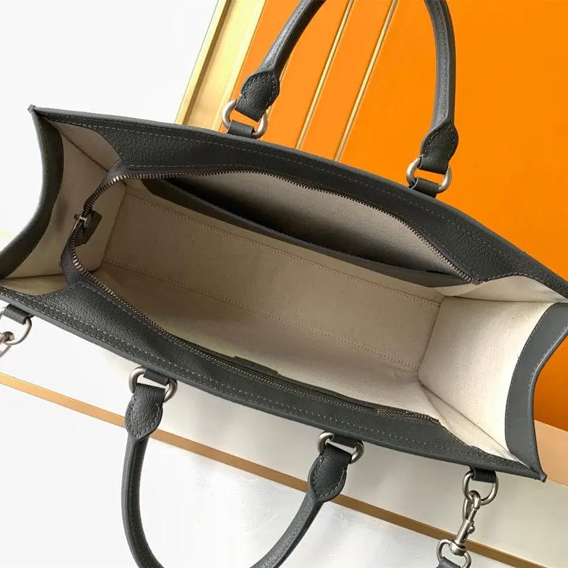 Fashion and versatile large capacity leisure bag