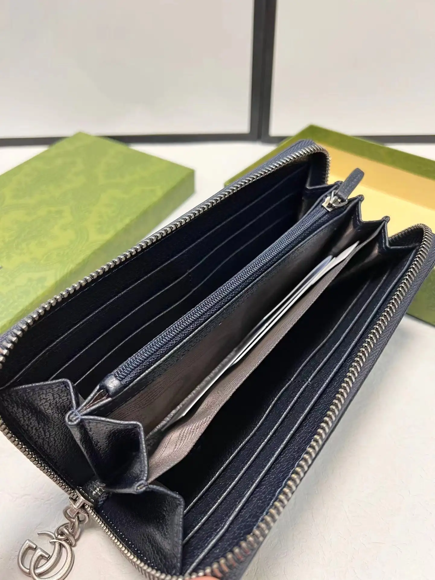 Classic elements and modern essence of the long zipper men's wallet, can hold more than one card