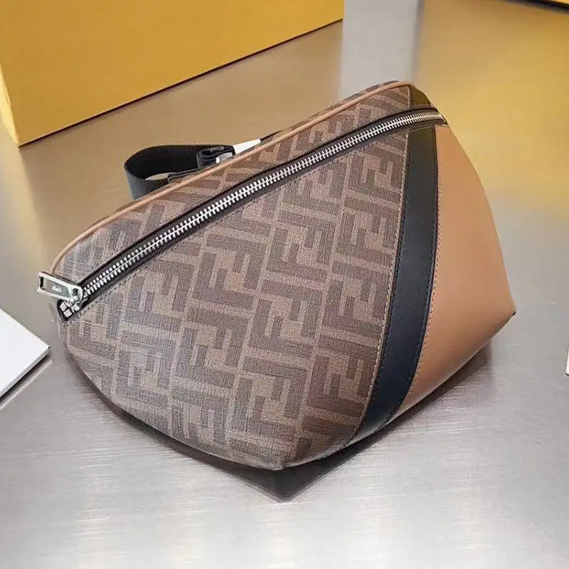 Men's backpack with large capacity and versatility