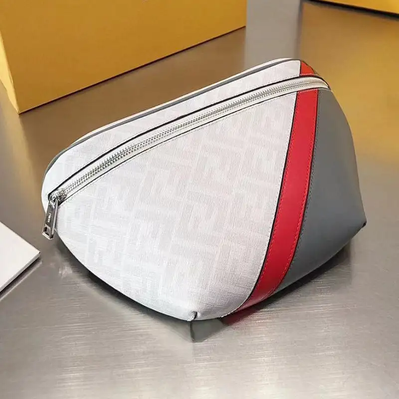 Men's backpack with large capacity and versatility