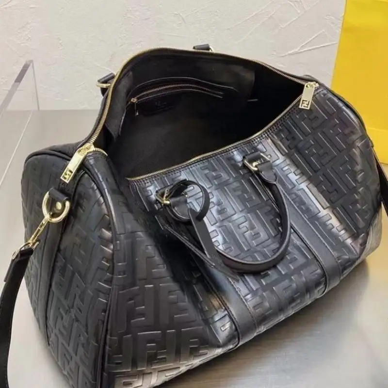 Men's backpack with large capacity and versatility