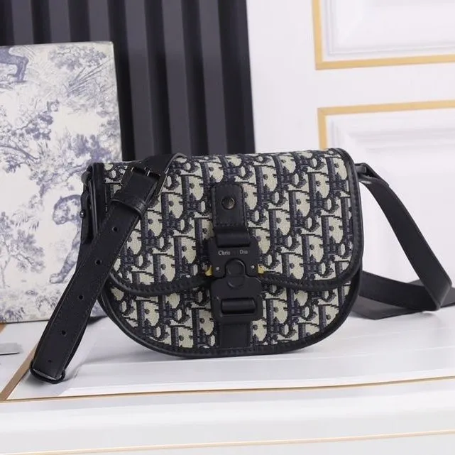 New men's crossbody saddle bag