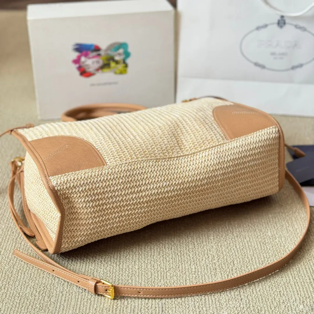 Lus soft straw tote bag