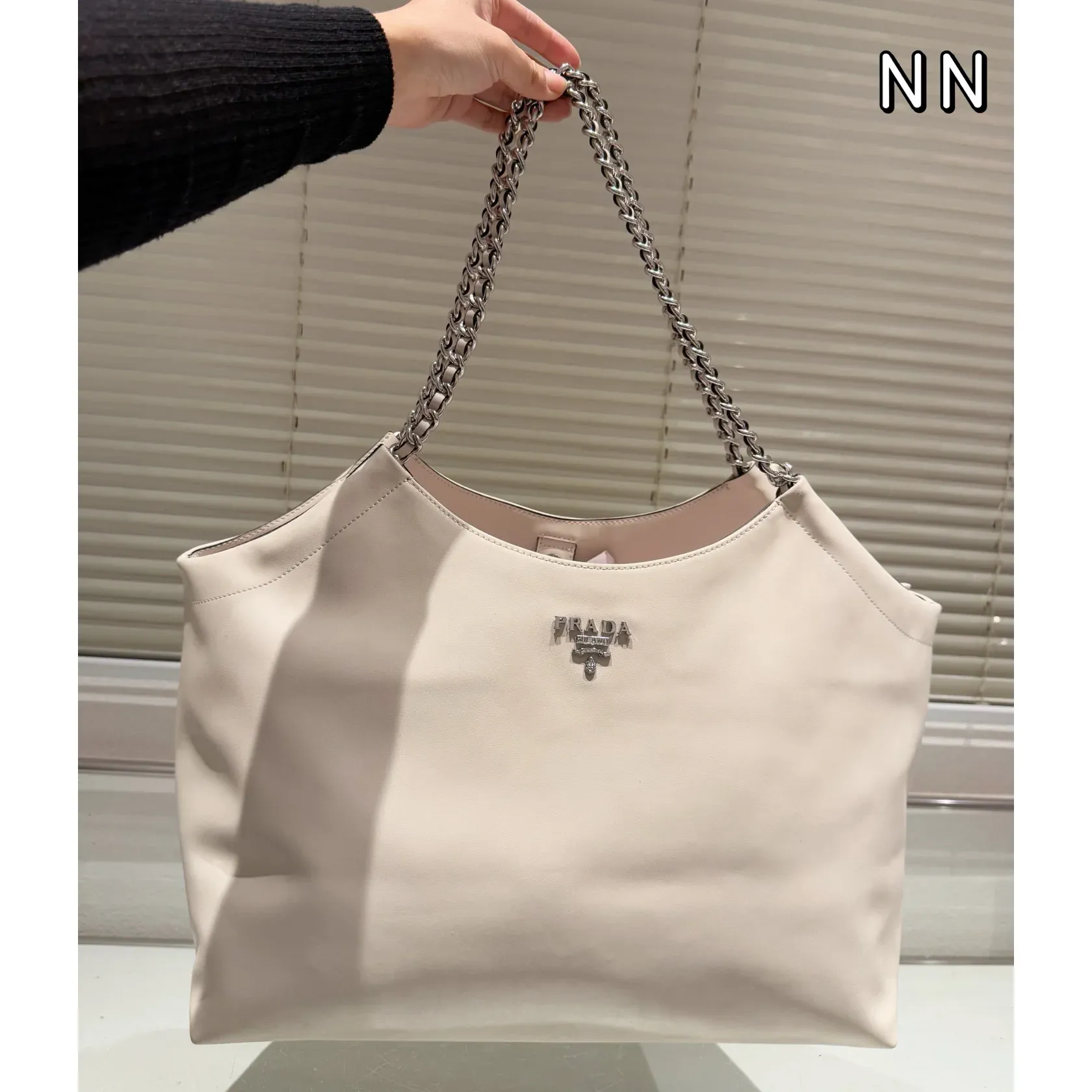 New fashionable and versatile tote bag