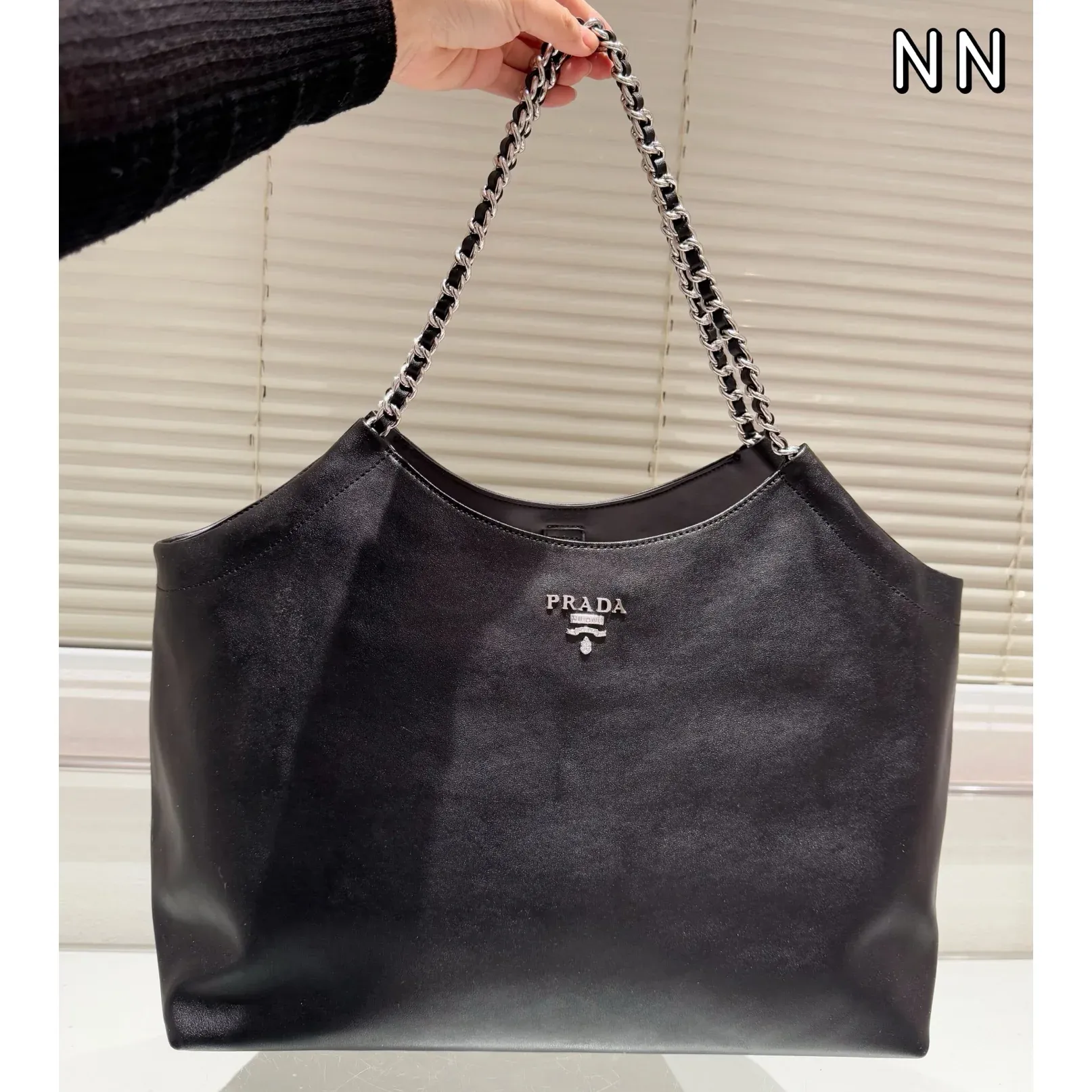 New fashionable and versatile tote bag