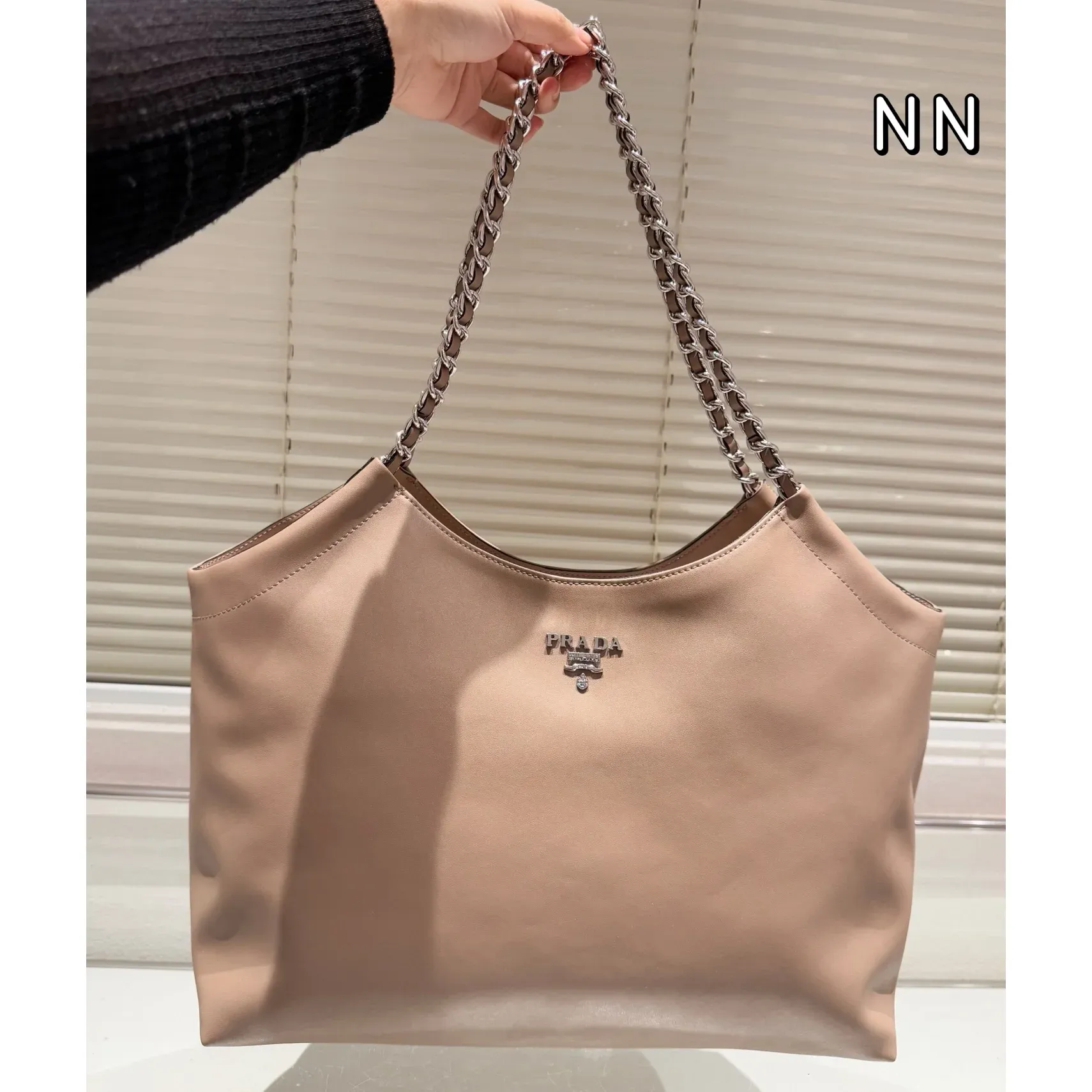 New fashionable and versatile tote bag