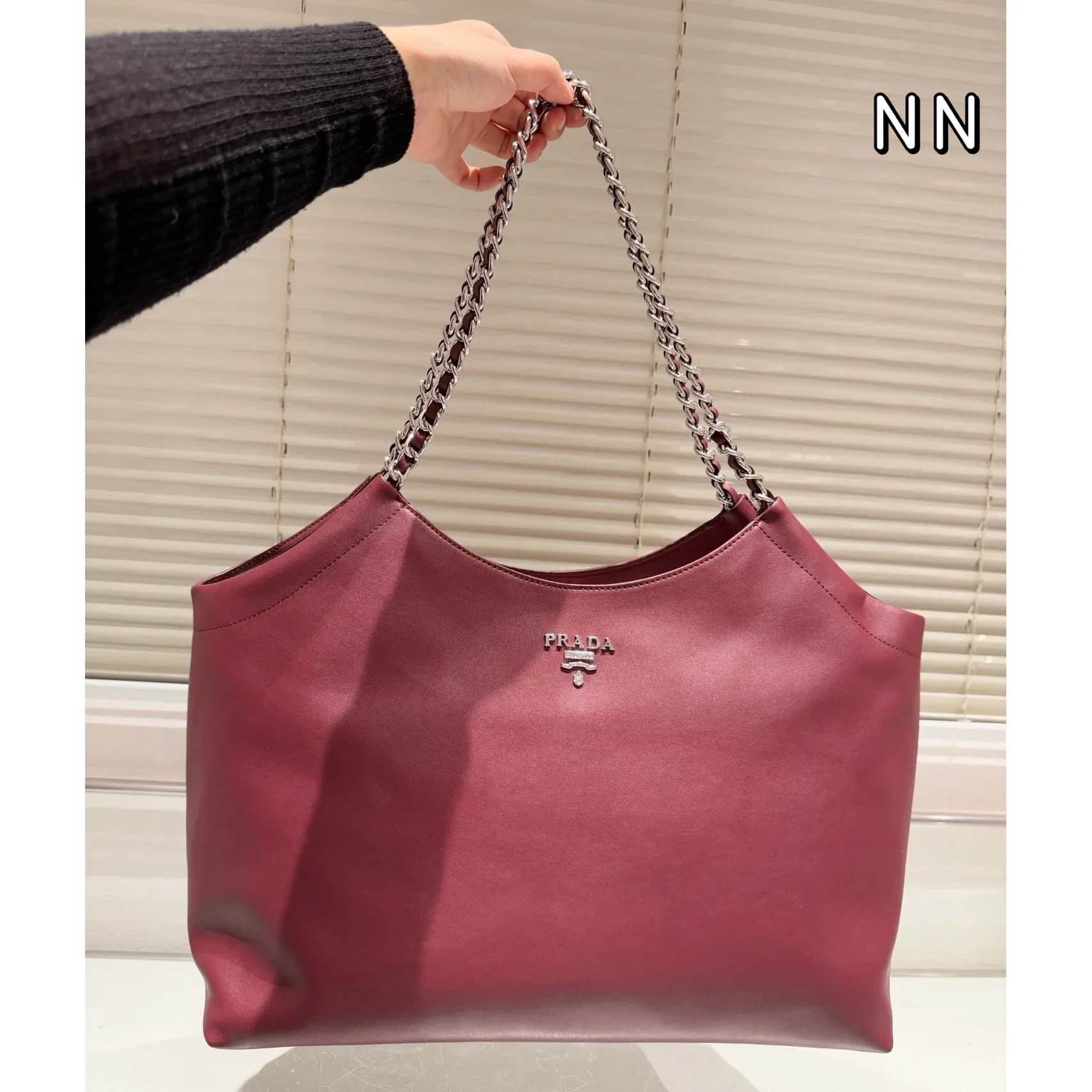 New fashionable and versatile tote bag