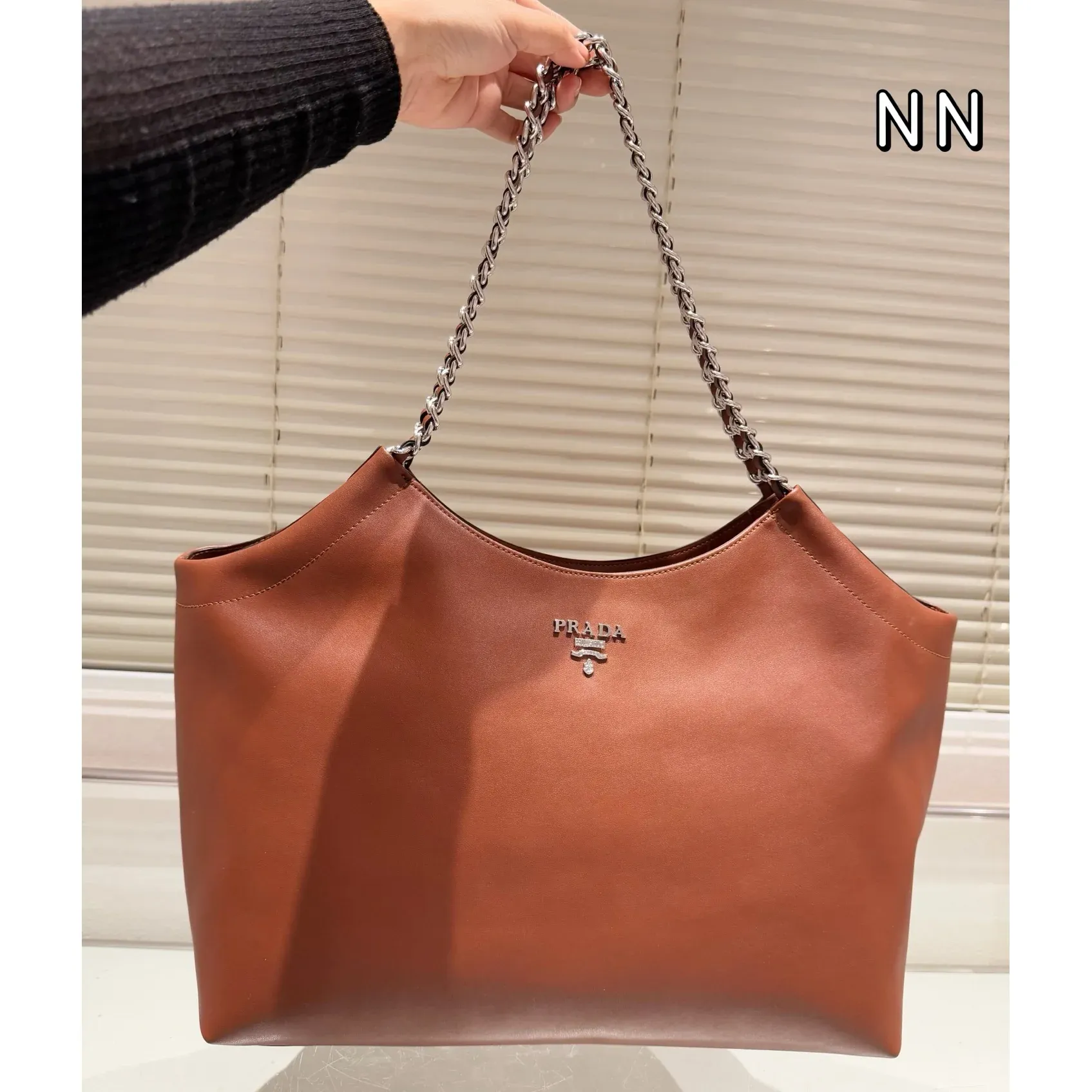 New fashionable and versatile tote bag