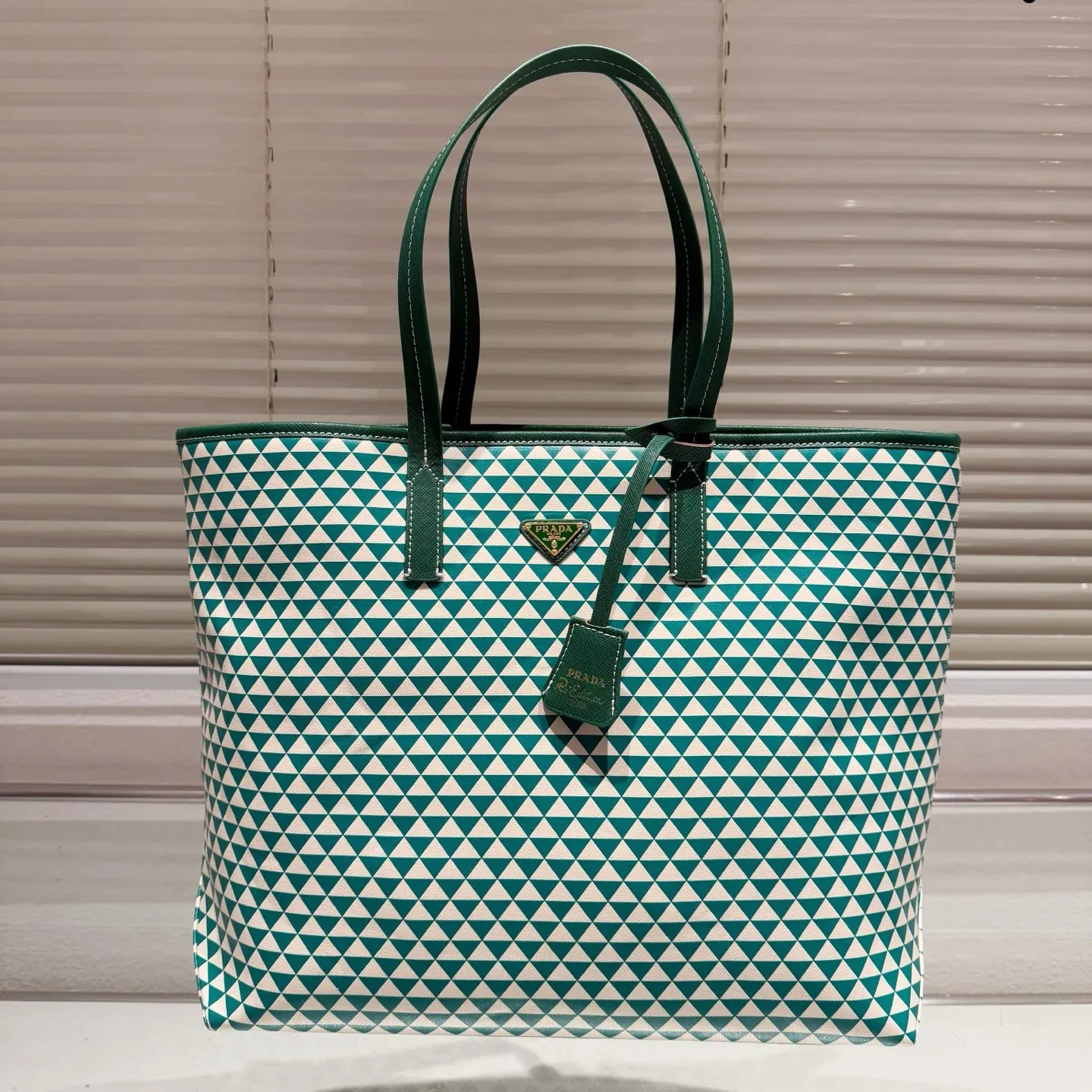 New fashionable and versatile tote bag
