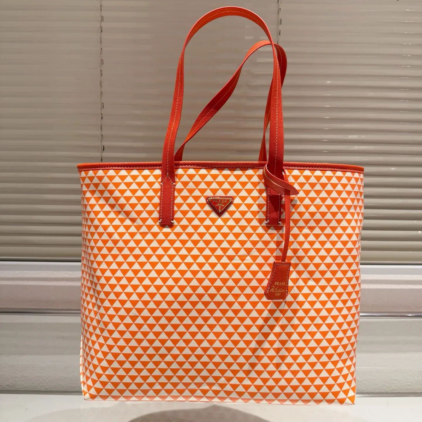 New fashionable and versatile tote bag