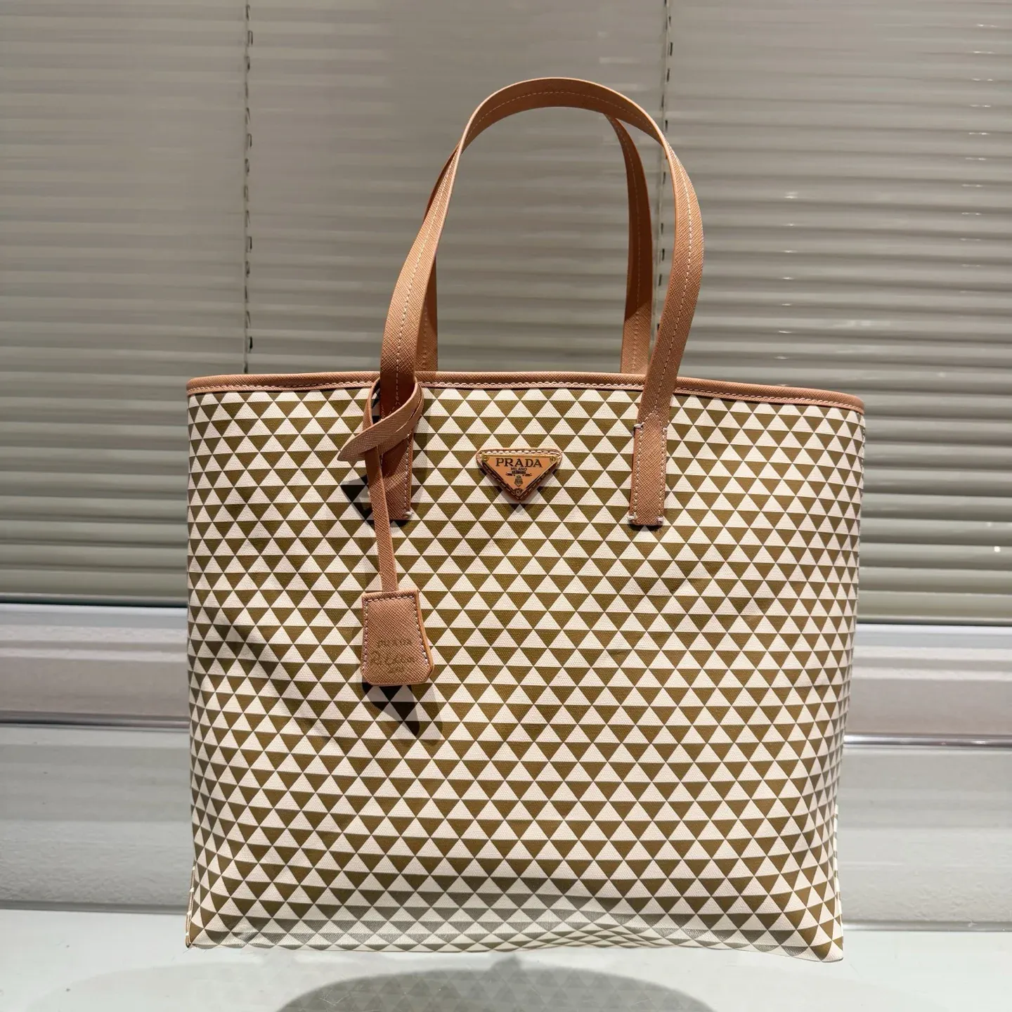 New fashionable and versatile tote bag