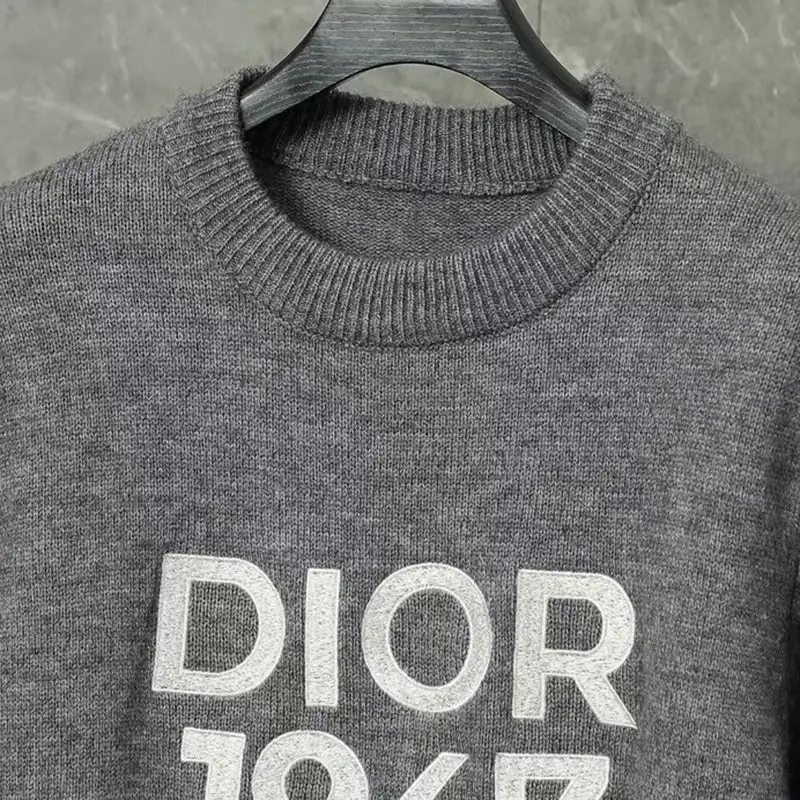 New round neck sweater