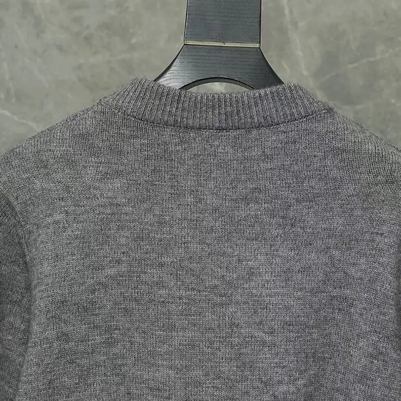 New round neck sweater
