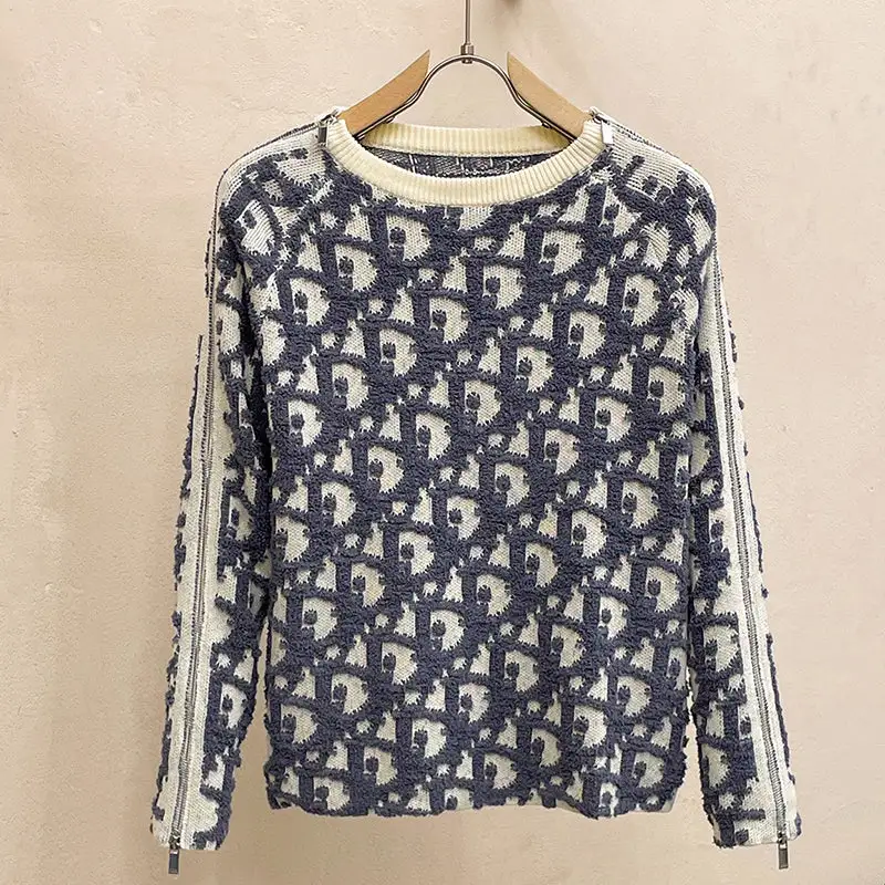 Simple and atmospheric knitted sweater