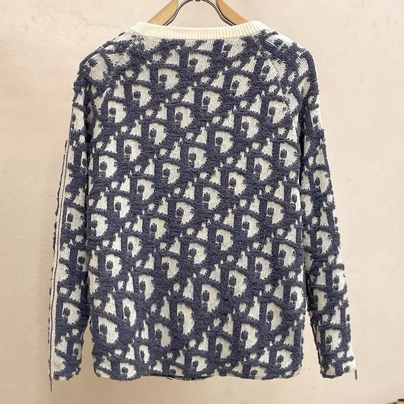 Simple and atmospheric knitted sweater