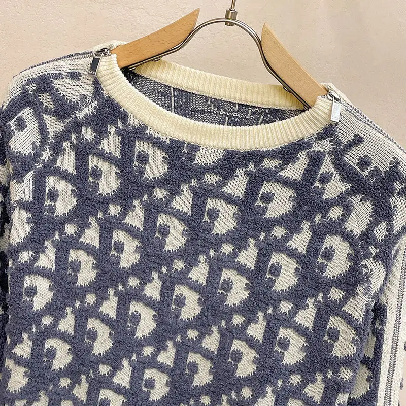 Simple and atmospheric knitted sweater