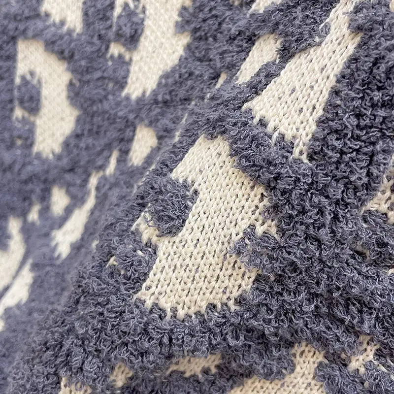 Simple and atmospheric knitted sweater