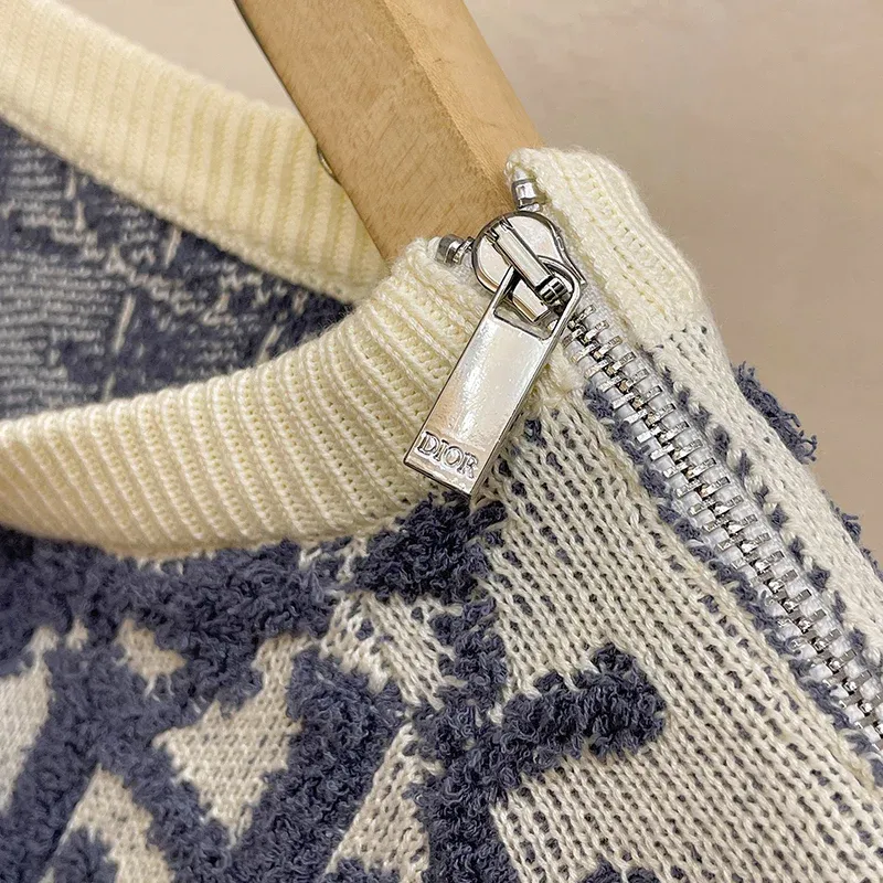 Simple and atmospheric knitted sweater