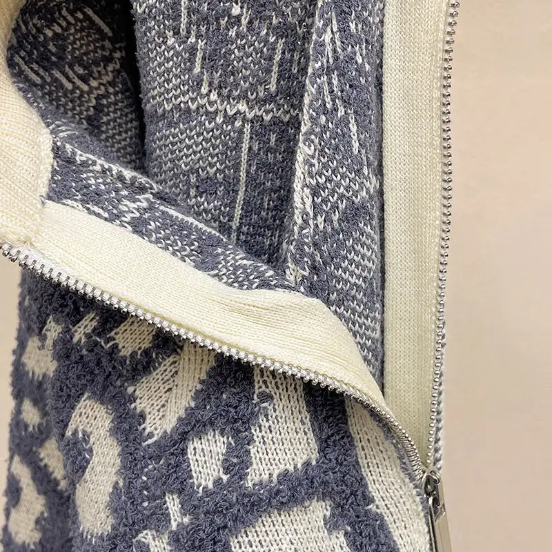 Simple and atmospheric knitted sweater