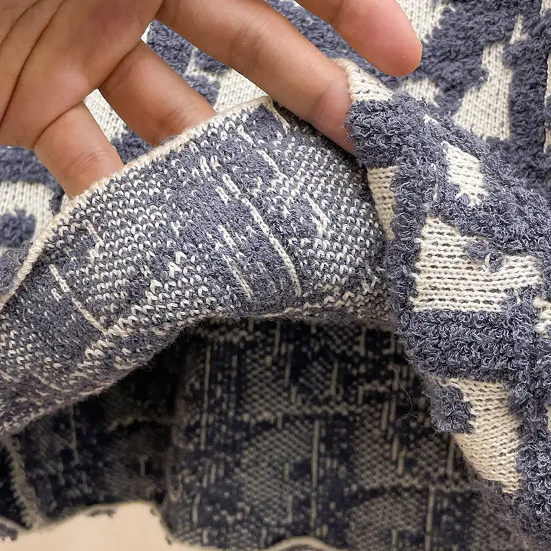 Simple and atmospheric knitted sweater