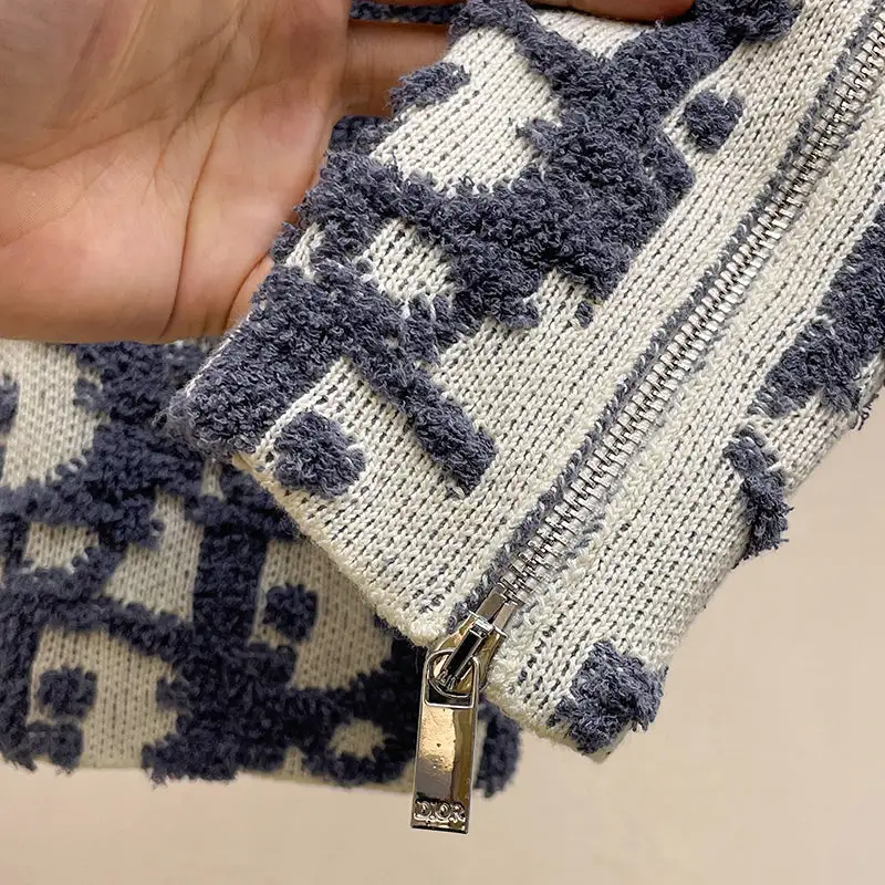 Simple and atmospheric knitted sweater