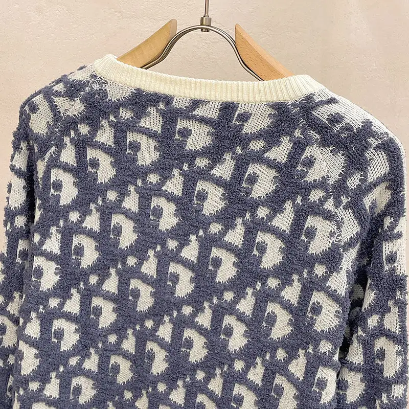 Simple and atmospheric knitted sweater