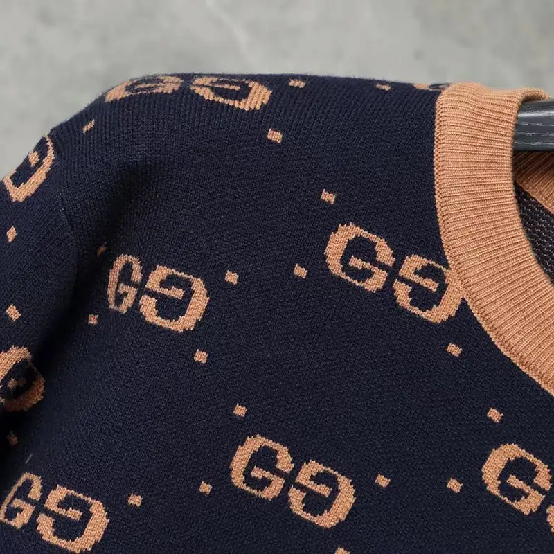 New round neck sweater