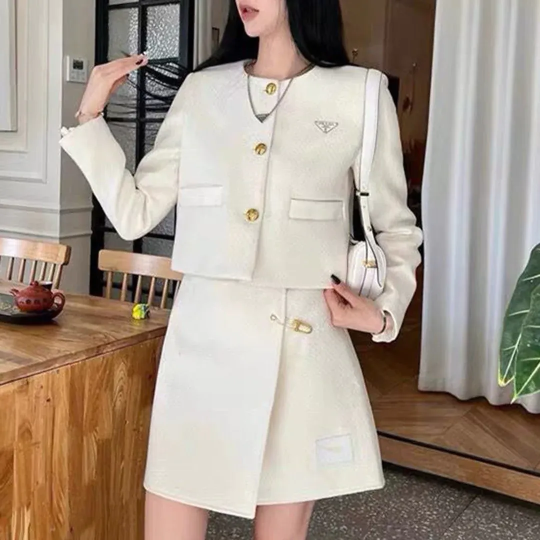 New versatile small jacket and skirt set