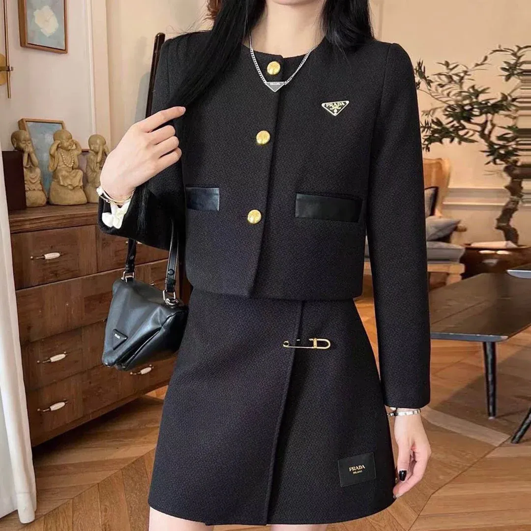 New versatile small jacket and skirt set